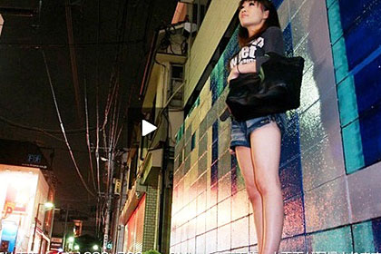 『立ちんぼ企画』 街頭に立つ未亡人の影 菊川麻衣