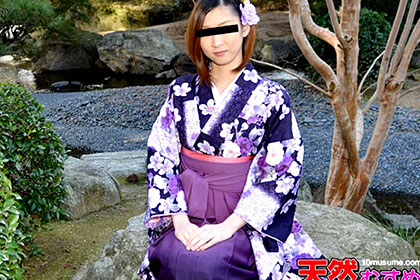 卒業記念 卒業式を終えた袴姿の女子大生がカメラの前で記念ハメ 紗倉梨央