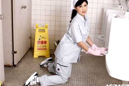 便所で悶える清楚な掃除婦